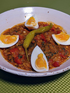 Una foto de Lentejas rojas en Shakshuka