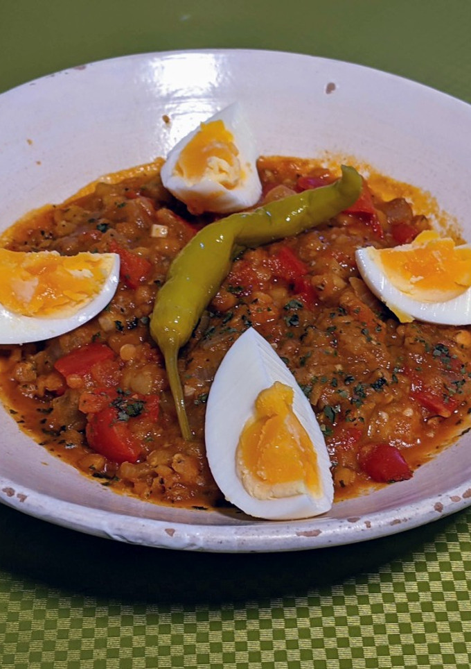 Una foto de Lentejas rojas en Shakshuka