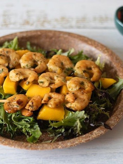 A picture of Spicy Prawns on the skewers with mango salad 🥗 🦐.