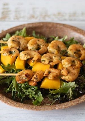 A picture of Spicy Prawns on the skewers with mango salad 🥗 🦐.