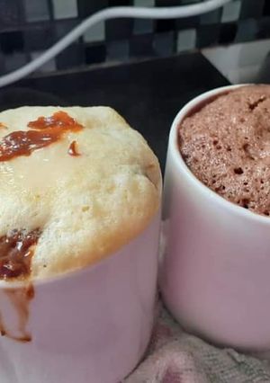 Una foto de Torta en taza de vainilla, y de chocolate