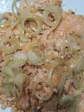 Salmón encebollado