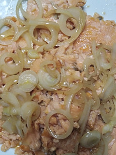 Una foto de Salmón encebollado