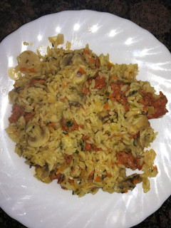 Una foto de Arroz con picadillo y champiñones
