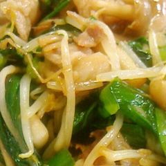 A picture of Chinese Chives, and Bean Sprouts.