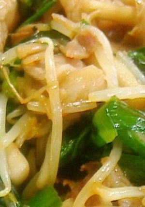 A picture of Chinese Chives, and Bean Sprouts.