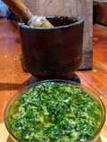 Pesto hecho en mortero