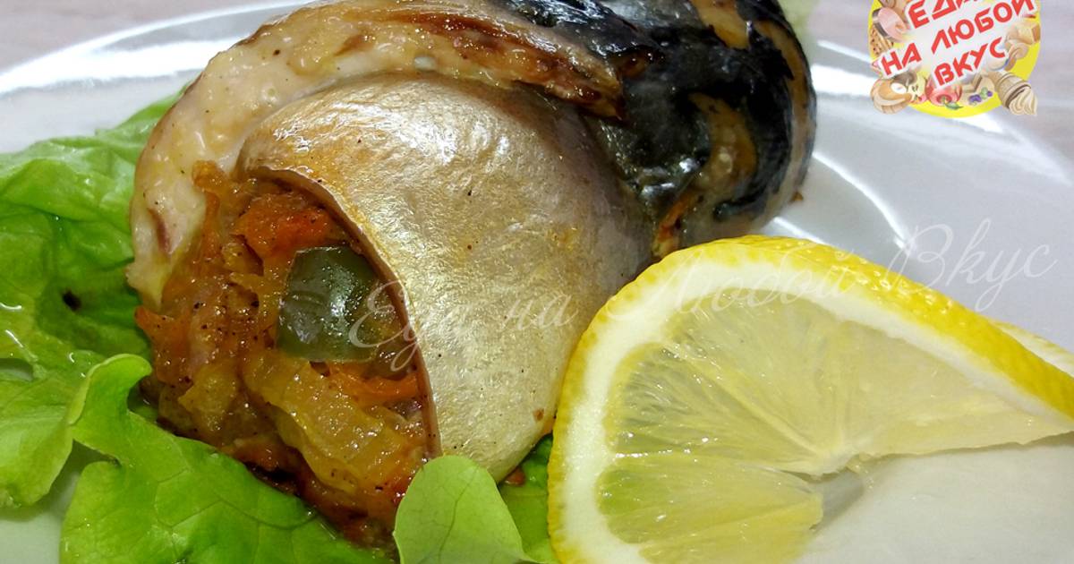 Рулет из скумбрии запеченный в духовке. Скумбрия запеченная в рулете. Скумбрия рулетом в духовке. Рулет из скумбрии запеченный в духовке. Рулет из скумбрии с овощами в духовке.