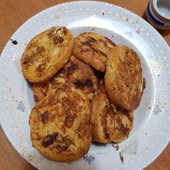 A picture of French Toast.
