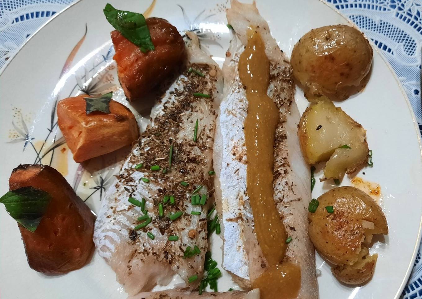 Filet de merluza con papines y boniato