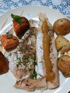 Una foto de Filet de merluza con papines y boniato