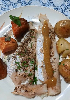 Una foto de Filet de merluza con papines y boniato