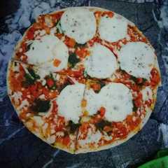 بيتزا سهلة 🍕-レシピのメイン写真