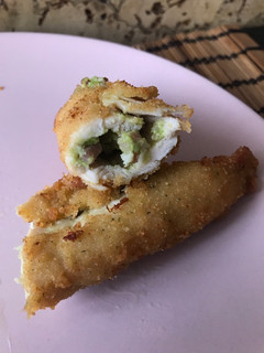 Una foto de Pechugas rellenas de aguacate y gambas