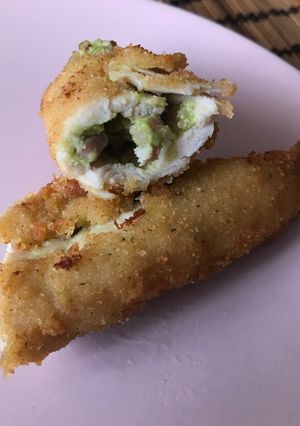 Una foto de Pechugas rellenas de aguacate y gambas
