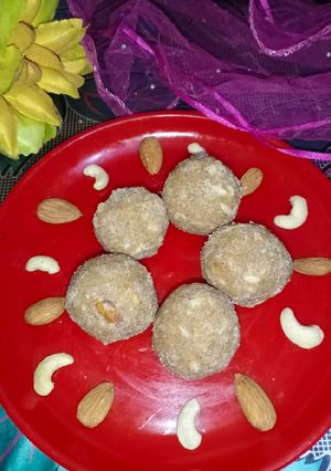 आटे मेवे के लडडू (Aate mewe ke laddu recipe in Hindi) रेसिपी मुख्य फोटो