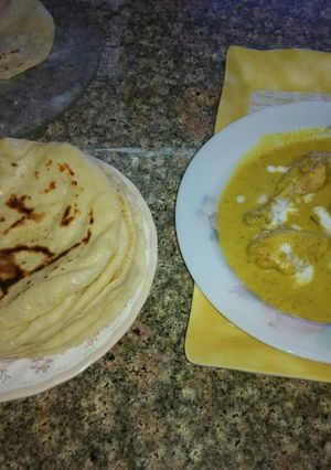 A picture of Chicken curry with lachha paratha.