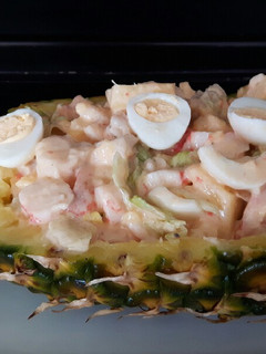 Una foto de Cóctel de piña rellena con rape y gambas