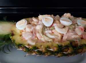 Una foto de Cóctel de piña rellena con rape y gambas