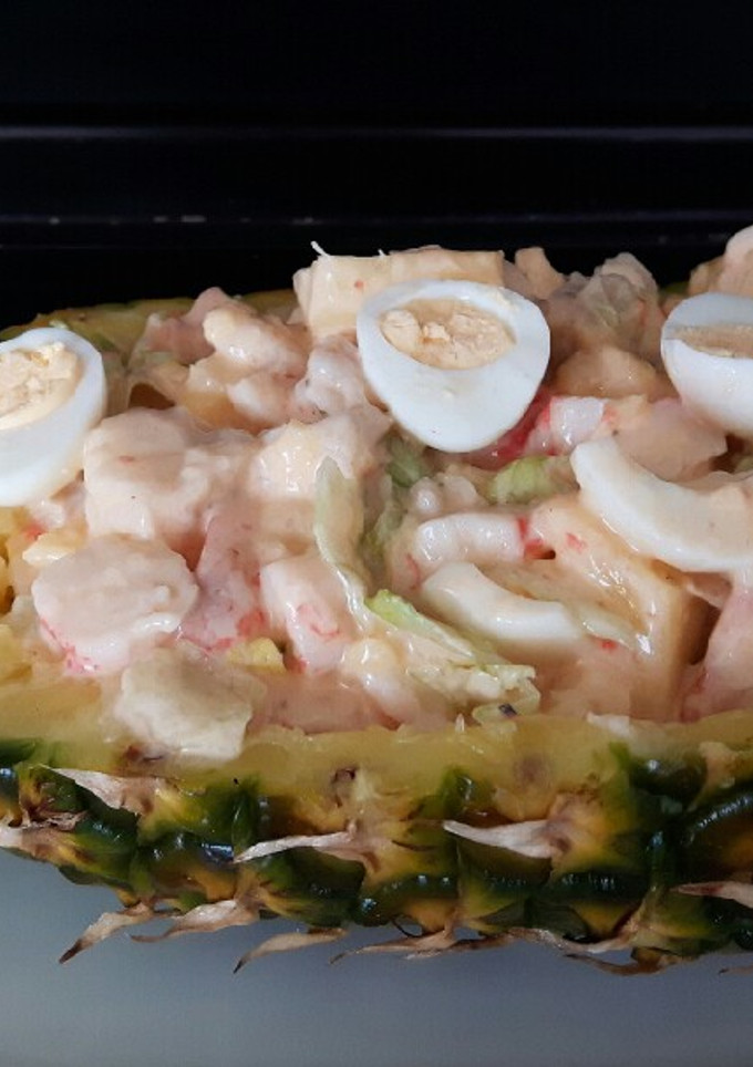 Una foto de Cóctel de piña rellena con rape y gambas