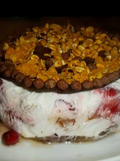 Una foto de Torta de yogurt helado con gelatina y frutas rojas