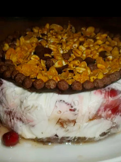 Una foto de Torta de yogurt helado con gelatina y frutas rojas