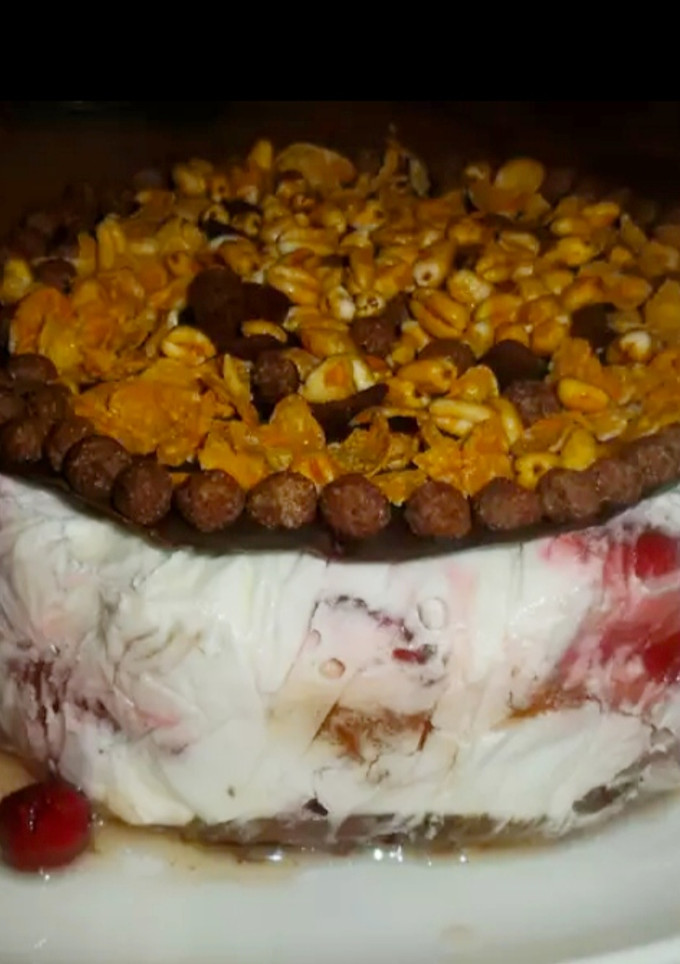 Una foto de Torta de yogurt helado con gelatina y frutas rojas