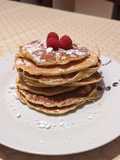 Tortitas esponjosas con sirope de frambuesas