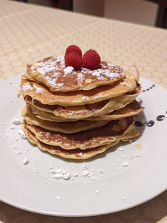 Una foto de Tortitas esponjosas con sirope de frambuesas
