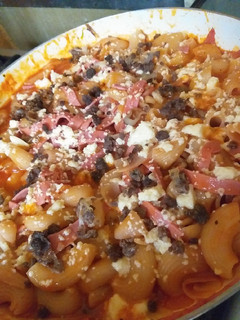Una foto de Pasta con carne y queso!¡🍜