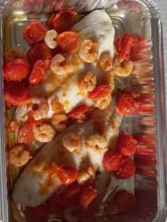 Una foto de Dorada al horno con tomates cherry y gambas