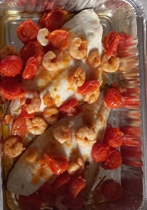 Una foto de Dorada al horno con tomates cherry y gambas