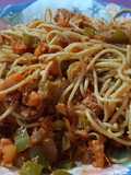 Espaguetis integrales con tomate, atún y hortalizas