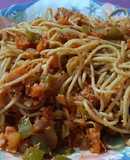 Espaguetis integrales con tomate, atún y hortalizas