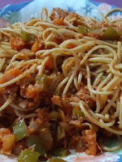 Una foto de Espaguetis integrales con tomate, atún y hortalizas