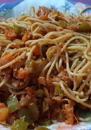 Una foto de Espaguetis integrales con tomate, atún y hortalizas