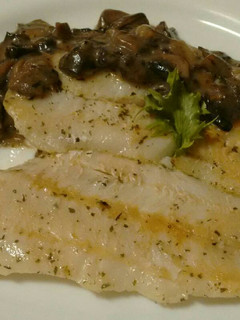 Una foto de Merluza a la plancha con bechamel de champiñón