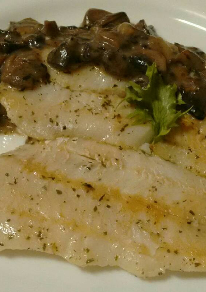Una foto de Merluza a la plancha con bechamel de champiñón