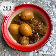 A picture of Semur Iga Telur.