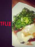 Bife de lomo gratinado con ensalada de perejil y huevo