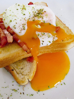 Una foto de ¿Cómo hacer huevos pochados o huevos escalfados? | desayuno delicioso