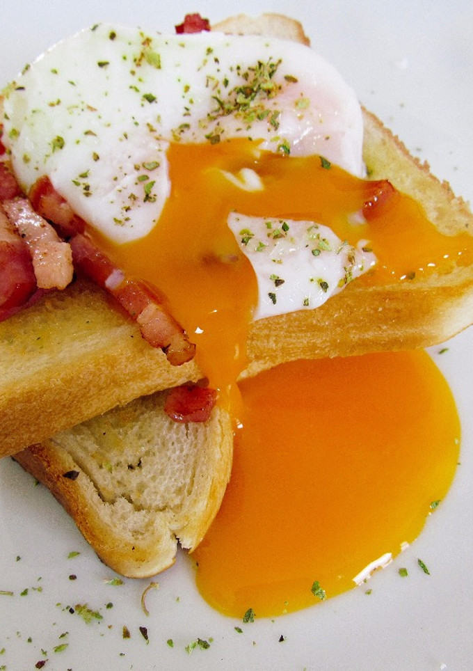 Una foto de ¿Cómo hacer huevos pochados o huevos escalfados? | desayuno delicioso