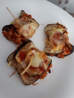 Una foto de Rollitos de berenjena