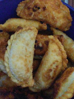 Una foto de Empanadas súper fáciles y rápidas. Salchicha, queso feta y huevo