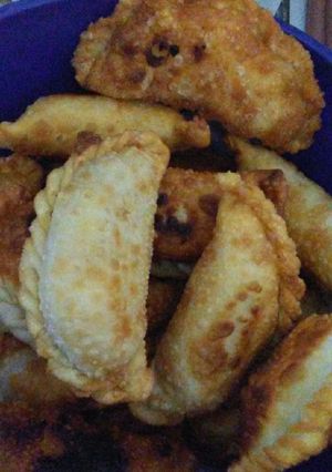 Una foto de Empanadas súper fáciles y rápidas. Salchicha, queso feta y huevo