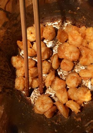 Hình của món Tôm kho kiểu truyền thống.