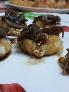 Una foto de Queso de cabra crujiente con cebolla caramelizada