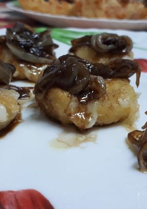Foto principal de Queso de cabra crujiente con cebolla caramelizada