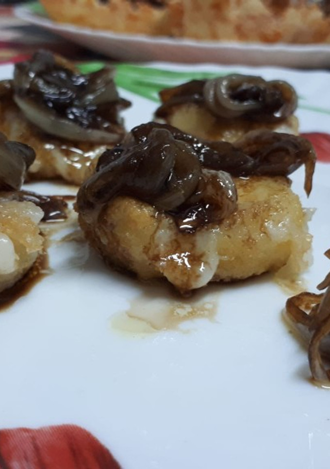 Una foto de Queso de cabra crujiente con cebolla caramelizada
