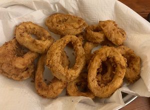 Una foto de Aros de calamar fritos